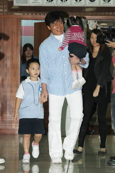 Jackie Chan Superstar Del Kungfu Hong Kong Arriva Con Bambini — Foto Stock