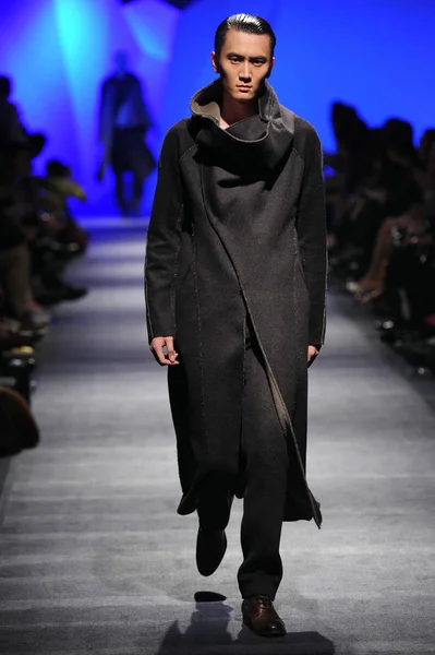 Modell Presenterar Nya Skapandet Kinesiska Modedesigner Simon Gao Hans 2012 — Stockfoto