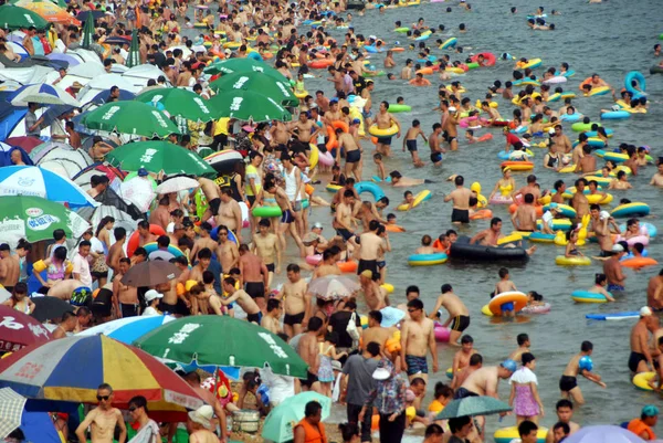 Rekreantů Dav Fujiazhuang Beach Resort Horkém Dni Dalian City Severovýchodní — Stock fotografie