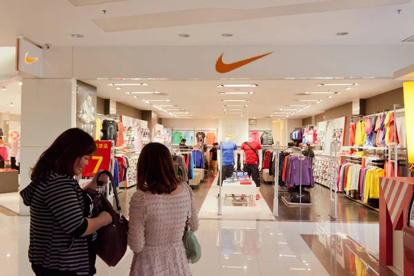 Kunden Werden Einem Nike Sportswear Store China Gesehen April 2012 — Stockfoto