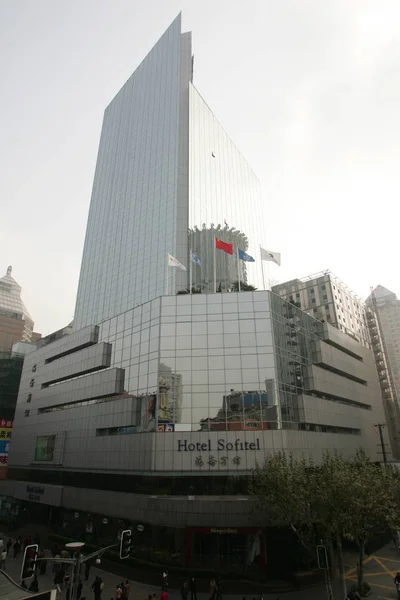 File Piétons Passent Devant Sofitel Shanghai Hyland Shanghai Chine Décembre — Photo