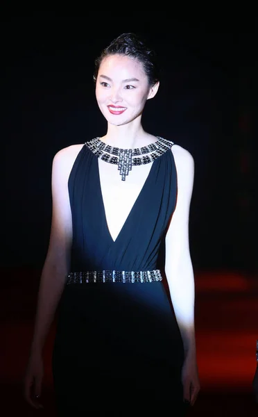 2012年6月17日 在中国上海举行的华谊 艾尔星夜活动中 中国模特思苗斌走在红地毯上 — 图库照片