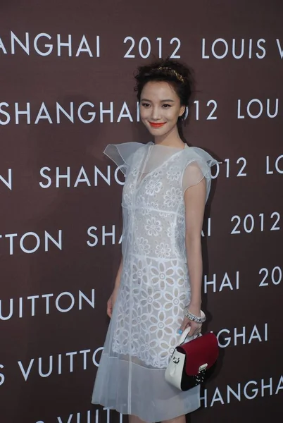 2012年7月19日 路易威登在中国上海举行的时装秀上 中国女星王罗丹摆姿势 — 图库照片