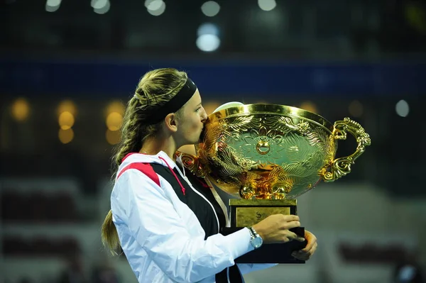 2012年10月7日 在中国北京举行的2012年中国网球公开赛上 白俄罗斯选手维多利亚 阿扎伦卡在最后一场女单比赛中击败俄罗斯选手玛丽亚 莎拉波娃 在颁奖仪式上亲吻了她的冠军奖杯 — 图库照片