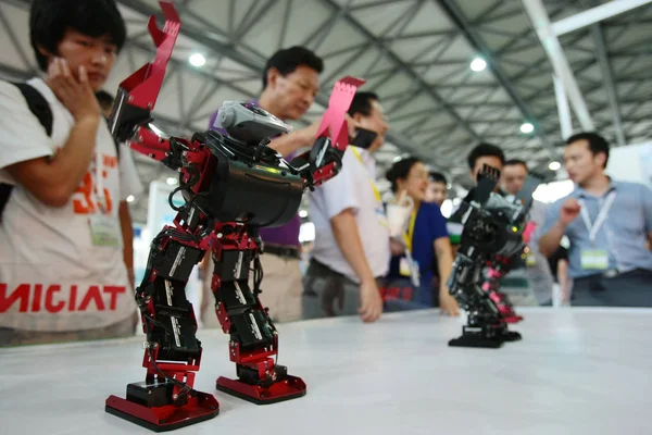 Відвідувачі Приймають Фотографії Роботів Виконання Групового Танцю Китаї Шанхай Міжнародний — стокове фото