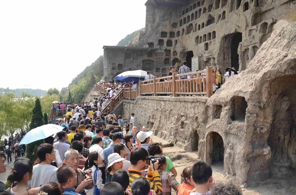 Turistas Lotam Grutas Longmen Grutas Dragon Gate Grutas Longmen Durante — Fotografia de Stock