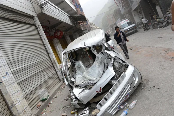 Los Aldeanos Chinos Locales Pasan Frente Una Minivan Devastada Por — Foto de Stock