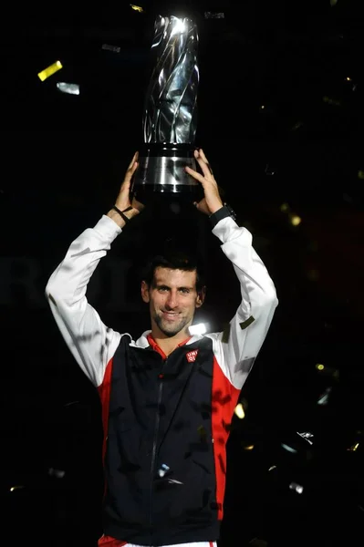 Novak Djokovic Aus Serbien Hält Seine Meistertrophäe Bei Der Preisverleihung — Stockfoto