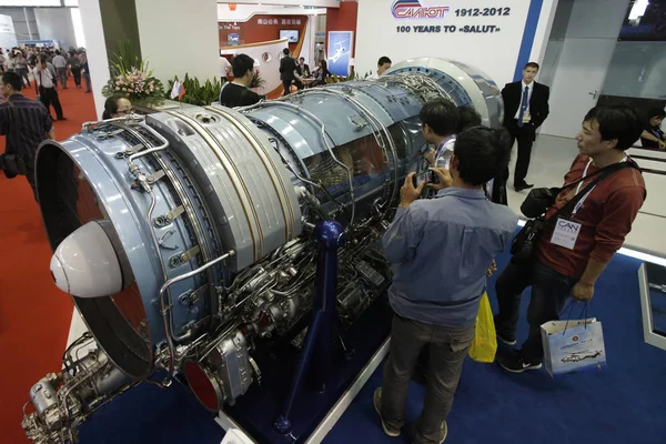 Odwiedzający Spojrzeć Silnik Turbowentylatorowe Fsue Mmpp Salut Podczas China International — Zdjęcie stockowe