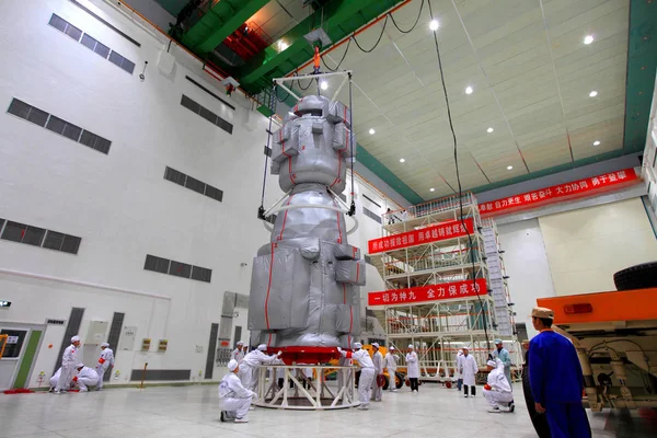 Shenzhou Shenzhou Statek Kosmiczny Jest Podnoszony Przed Przeniesieniem Tankowania Warsztaty — Zdjęcie stockowe