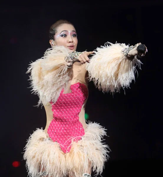 台湾歌手蔡依林在2012年7月14日于中国上海举行的2012年世界巡回演唱会上表演 — 图库照片