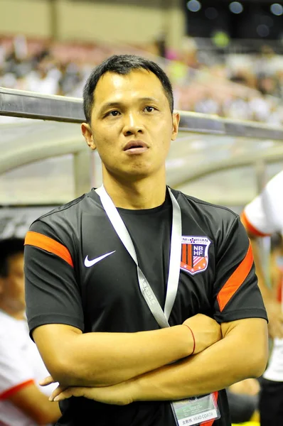 2012年7月29日 上海申新主教练朱琼在与沃尔夫斯堡的友谊赛中期待着比赛 — 图库照片
