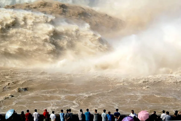 Los Visitantes Miran Agua Que Brota Presa Xiaolangdi Sección Del —  Fotos de Stock