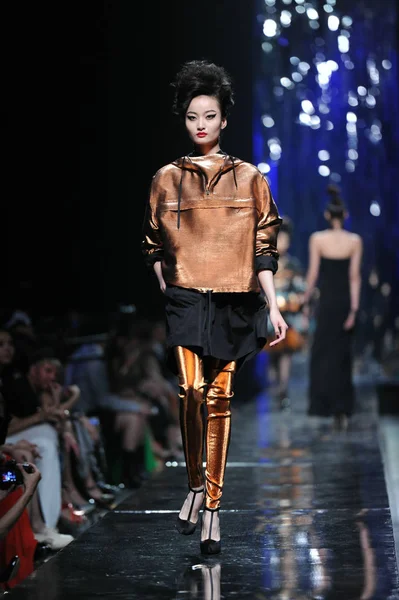 モデルは 2012 ジャン ポール ゴーティエ ファッションのショーの間にポーズします — ストック写真