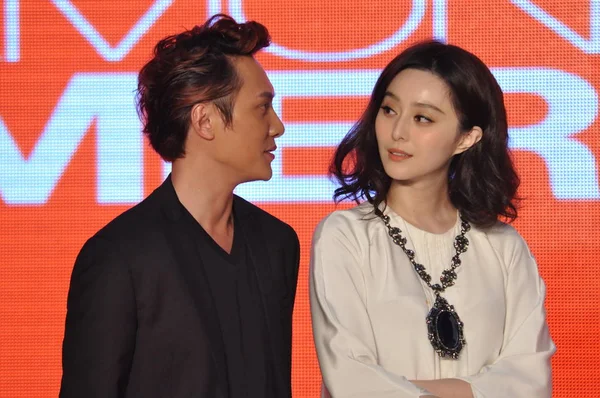 Actor Chino Feng Shaofeng Izquierda Actriz Fan Bingbing Asisten Una —  Fotos de Stock