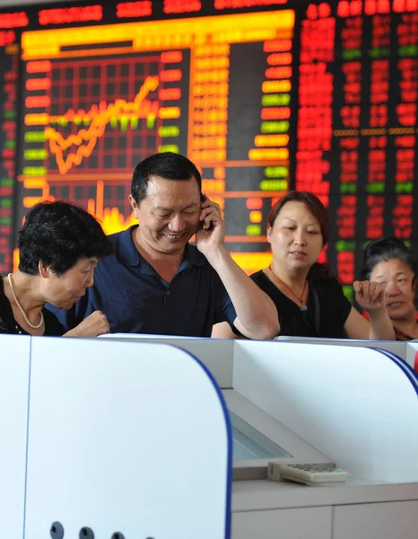 Китайські Інвестори Подивитися Цін Акцій Червоний Зростання Цін Зелений Падіння — стокове фото