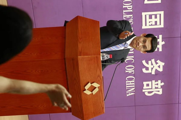 Shen Danyang Portavoz Del Ministerio Comenzar Fotografiado Durante Una Conferencia —  Fotos de Stock