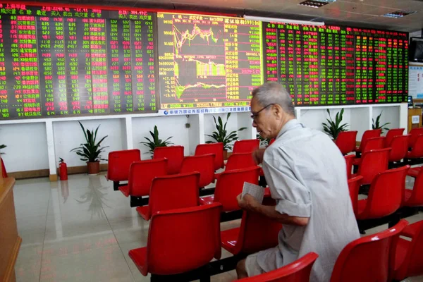 Chinese Investor Sits Front Screen Showing Stock Indexes Prices Shares — Stock Photo, Image