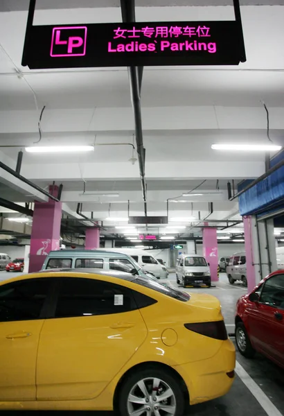 Частные Автомобили Паркуются Дамских Парковочных Местах Обозначенных Розовым Цветом Подземной — стоковое фото