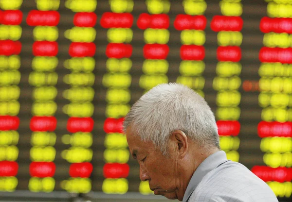 Китайський Інвестора Дивиться Цін Акцій Червоний Зростання Цін Зелений Падіння — стокове фото