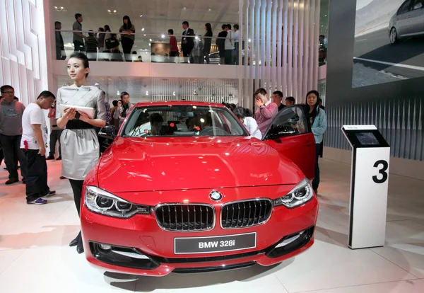 Visitors Look Bmw 328I 12Th Beijing International Automotive Exhibition Known — Stock Photo, Image