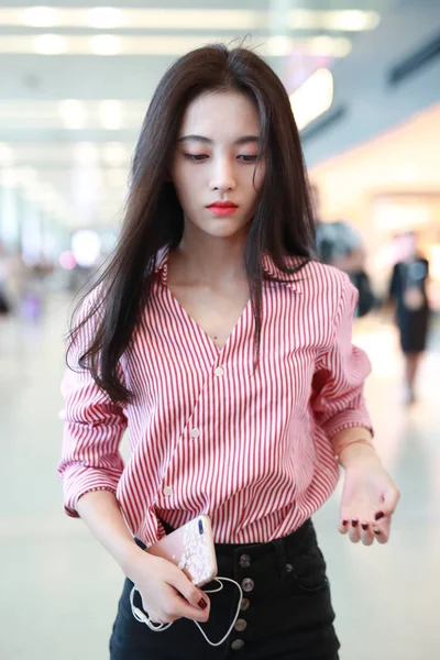Китайская Певица Актриса Цзю Цзинъи Прибывает Международный Аэропорт Шанхая Хунцяо — стоковое фото