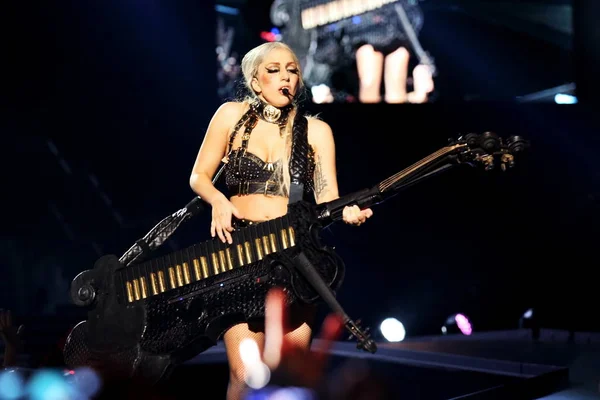Αμερικανίδα Τραγουδίστρια Lady Gaga Εκτελεί Στη Διάρκεια Της Συναυλίας Γεννήθηκε — Φωτογραφία Αρχείου