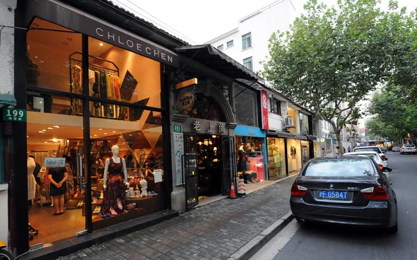 Carros Particulares Estão Estacionados Frente Lojas Antiguidades Boutiques Moda Rua — Fotografia de Stock