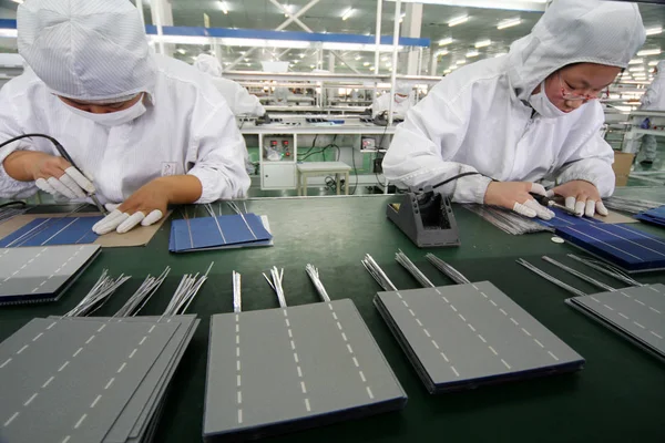 Čínští Dělníci Vyrábějí Fotovoltaické Buňky Solárních Panelů Továrně Eoplly New — Stock fotografie