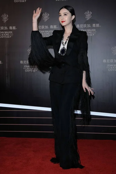 2012 日に中国 上海でのジョン ウォーカー 息子オデッセイのジョニーウォーカーのパーティーに到着すると ファン ビンビンが波赤いカーペットの上中国の女優 — ストック写真