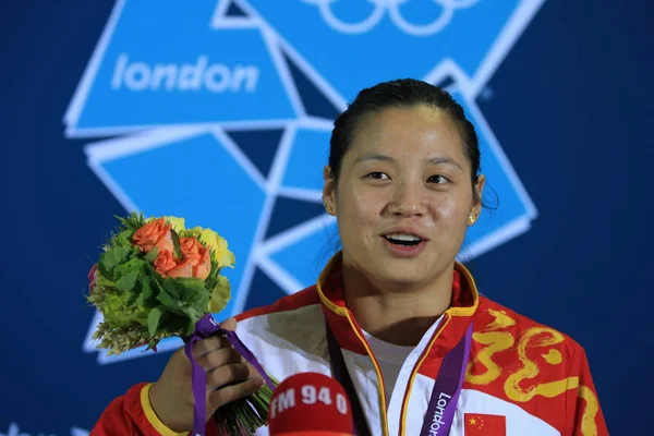 2012年7月30日 在美国伦敦奥运会期间 中国金牌得主李月英在女子58公斤举重比赛中夺冠后 在新闻发布会上发表讲话 — 图库照片