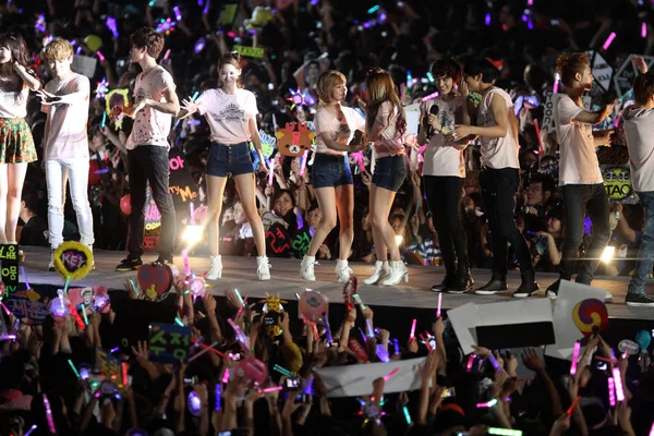 2012年6月9日 在台湾台北举行的 镇现场 世界巡回演唱会上 团体明星们接下帷幕 — 图库照片