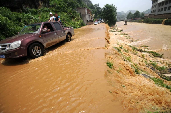 Los Coches Mueven Lentamente Una Carretera Inundada Ciudad Zhouxi Ciudad — Foto de Stock