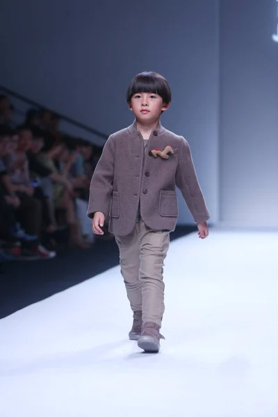 Jeune Garçon Présente Une Nouvelle Création Dans Jnby Jnby Fashion — Photo