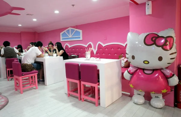 顧客は西安市のハローキティのテーマレストランで見られます 北西中国Shaanxi省 2012 — ストック写真