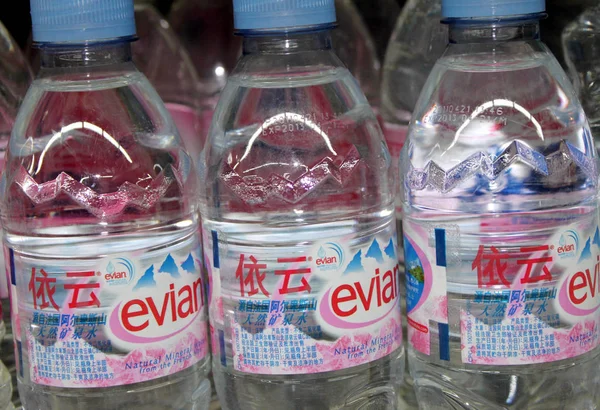Bottiglie Acqua Minerale Evian Sono Vendita Supermercato Pechino Cina Dicembre — Foto Stock