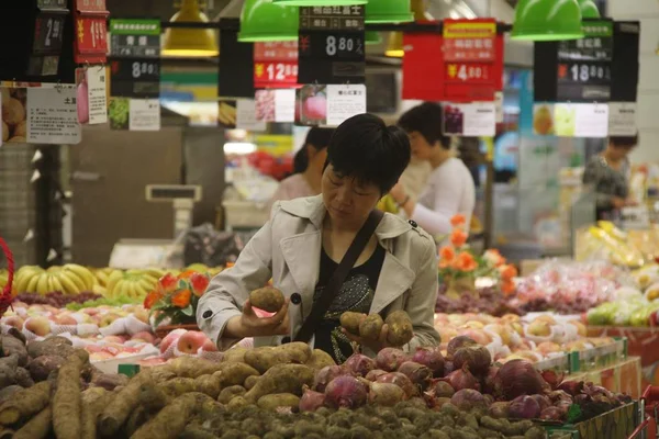 Китайський Клієнти Купують Овочі Фрукти Супермаркеті Місті جدة Схід Chinas — стокове фото