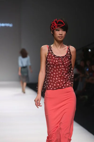 Bir Modeli Yeni Bir Yaratım Jafew Moda Gösterisinde Shanghai 2013 — Stok fotoğraf