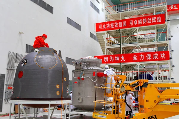 Chińskich Inżynierów Lotniczych Sprawdzić Orbitalnych Entry Moduły Shenzhou Shenzhou Statek — Zdjęcie stockowe