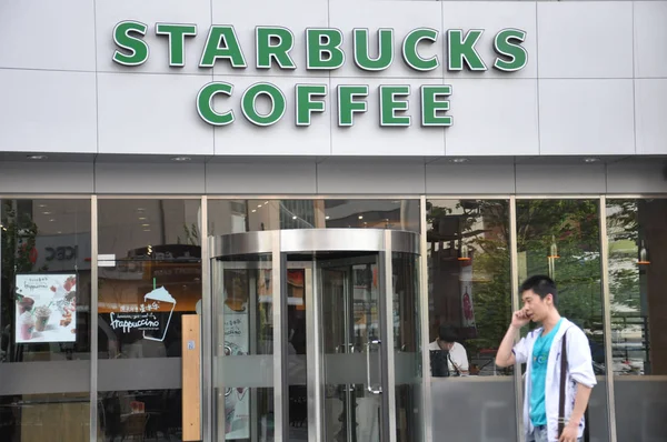 Pedestre Passa Por Café Starbucks Cidade Qingdao Leste Província Chinas — Fotografia de Stock