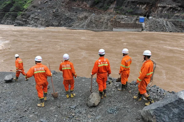 Rescuers Keresés Túlélők Után Eső Által Kiváltott Földcsuszamlás Ningnan Megye — Stock Fotó