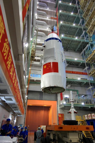 Shenzhou Shenzhou Statek Kosmiczny Jest Podnoszony Przed Zainstalowaniem Długim Marcu — Zdjęcie stockowe