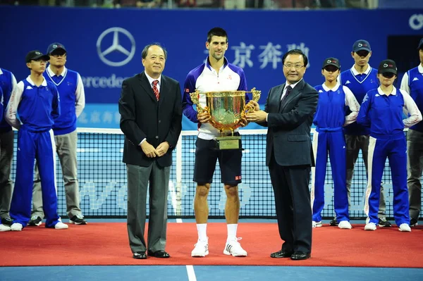 Novak Djokovic Serbien Centrera Håller Sin Champion Trophy Prisutdelningen Efter — Stockfoto