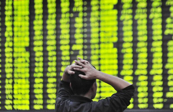 2012 日東中国江西省九江市の証券会社の家で株式の 価格下落のためグリーン の価格を見て 中国の投資家が反応します — ストック写真