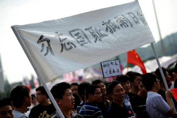 Les Manifestants Chinois Brandissent Une Banderole Avec Des Pancartes Disant — Photo