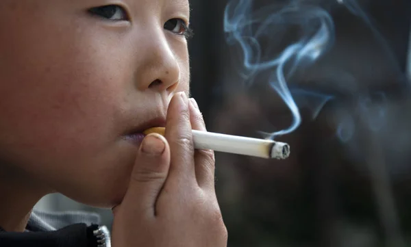 File Joven Chino Fuma Loudi Centro Provincia Chinas Hunan Mayo — Foto de Stock