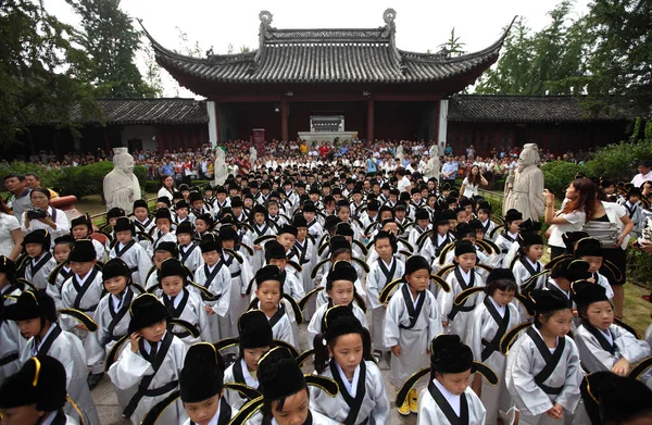 中国の伝統的な衣装を身にまとい 新しく入学した小学生は 南京市の孔子廟 東中国江蘇省 9月1日2012に最初の筆記式に参加します — ストック写真