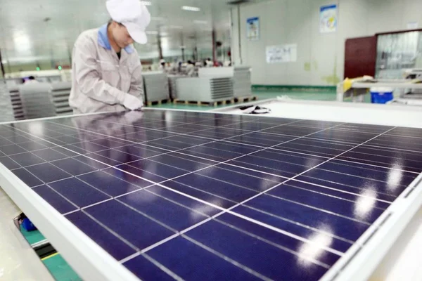 Trabajador Chino Ata Panel Solar Planta Una Empresa Productos Solares — Foto de Stock
