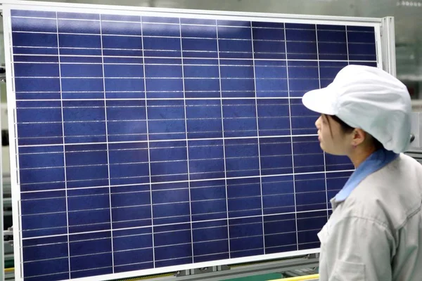 Trabajador Chino Comprueba Panel Solar Planta Una Empresa Productos Solares — Foto de Stock