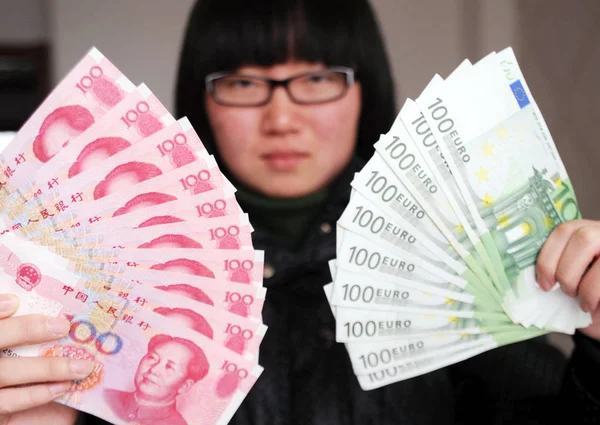 File Mulher Chinesa Mostra Rmb Renminbi Yuan Notas Euro Condado — Fotografia de Stock